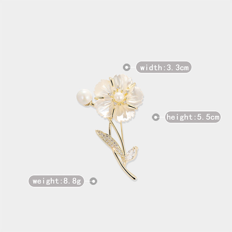 A gold-tone flower-shaped brooch with white faux pearls and clear rhinestones, shown on a light gray background with overlaid dimension labels for width, height, and weight.